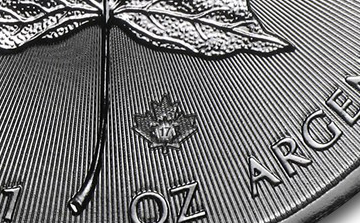 Lasergravur in Form eines Ahornblatts auf der Maple Leaf Münze